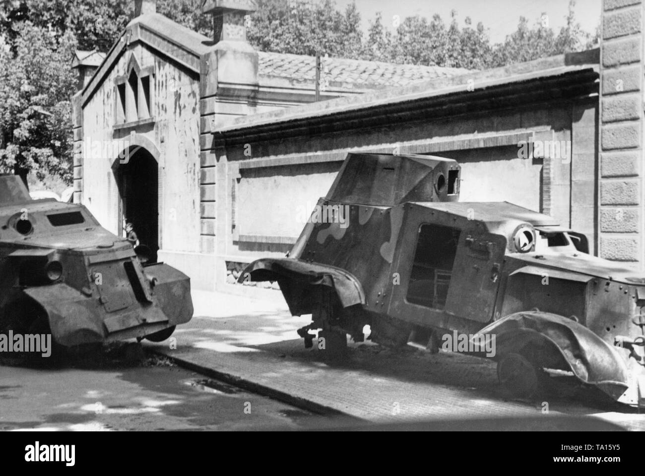 Foto de dos carros blindados y purgados confiscadas por las fuerzas nacionales españolas del lado republicano en Girona, Cataluña. A la izquierda, un Chevrolet SD 6X4 de 1937, y a la derecha, un UNL-35, serie 4. Los vehículos pintados en colores de camuflaje faltan ruedas y armamento. Foto de stock