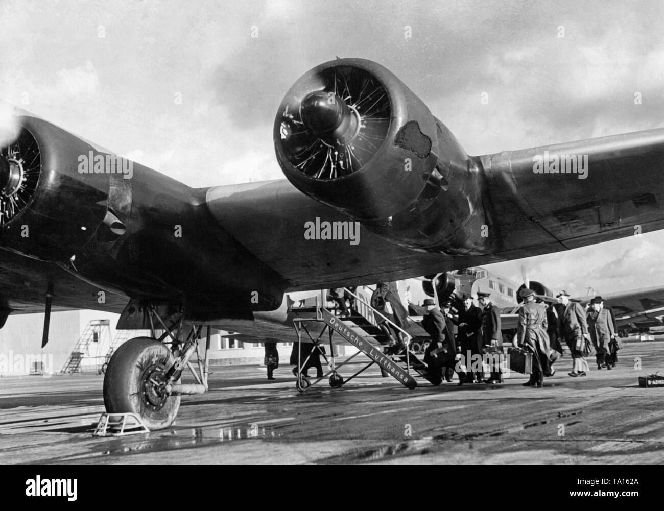 Al comienzo de la Segunda Guerra Mundial, el Aeródromo Rangsdorf comercial  civil se convirtió en el aeropuerto de Berlín, como partes de Tempelhof  fueron utilizadas para fines militares. Foto de un Focke-Wulf