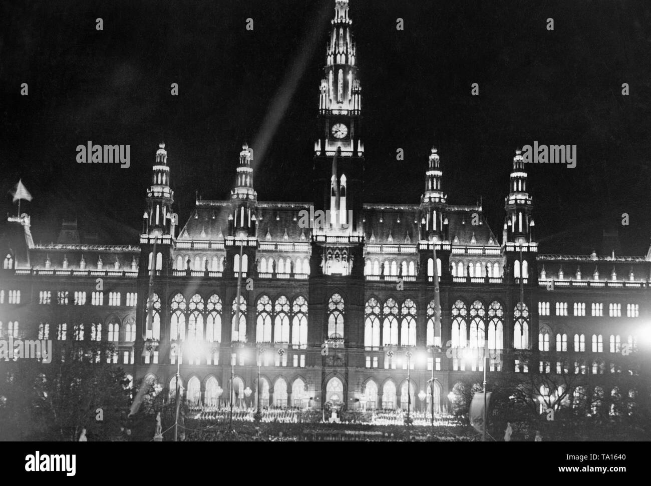 El Ayuntamiento de Viena está iluminada con ocasión de la anexión de Austria al Reich alemán. Foto de stock