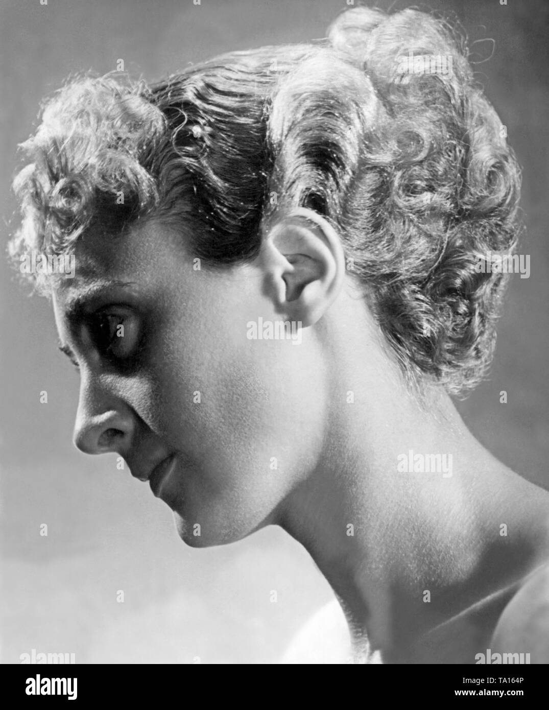 Retrato de mujer con peinados de moda contemporánea Fotografía de stock -  Alamy
