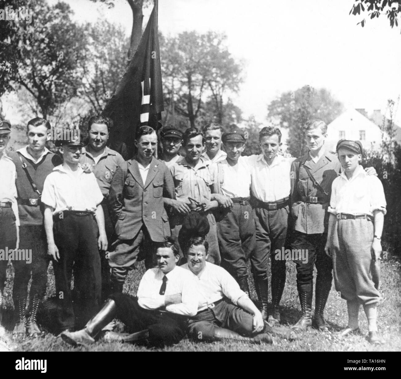 Los suboficiales de la SA-Sturm 37 posan para una fotografía durante una marcha hacia la marca. La bandera es llevada por Ronert Gleuel, quien posteriormente fue asesinado en las luchas callejeras en 1933. Foto de stock