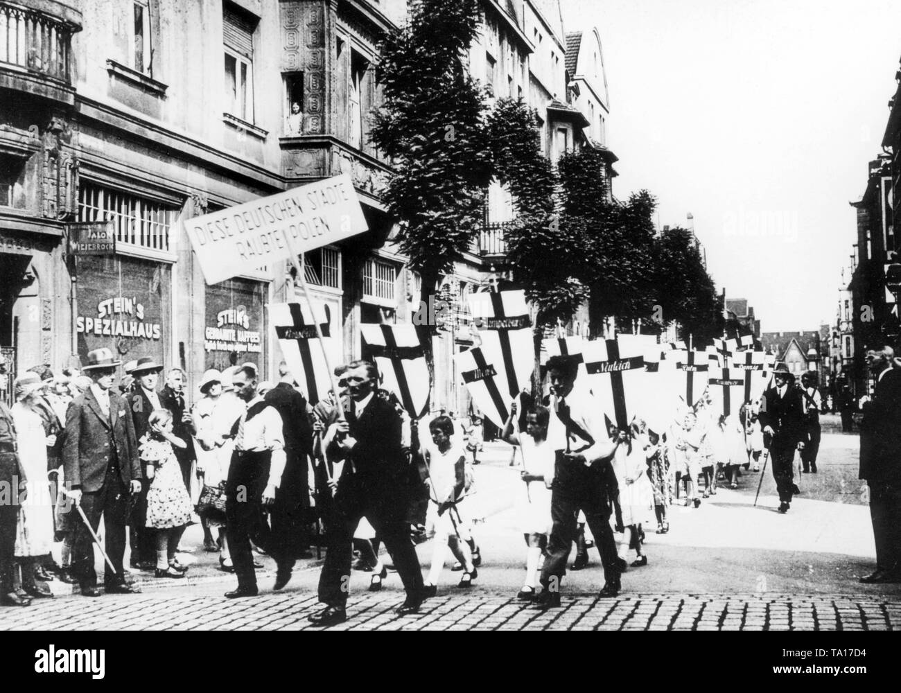 En el décimo aniversario de la firma del Tratado de Versalles, los nacionalistas alemanes están protestando en contra de la 'Schandvertrag' ('Shame') tratado con fajas de luto y escolares, que llevan los nombres de las ciudades robados por los polacos en la tabla cruces. Foto de stock