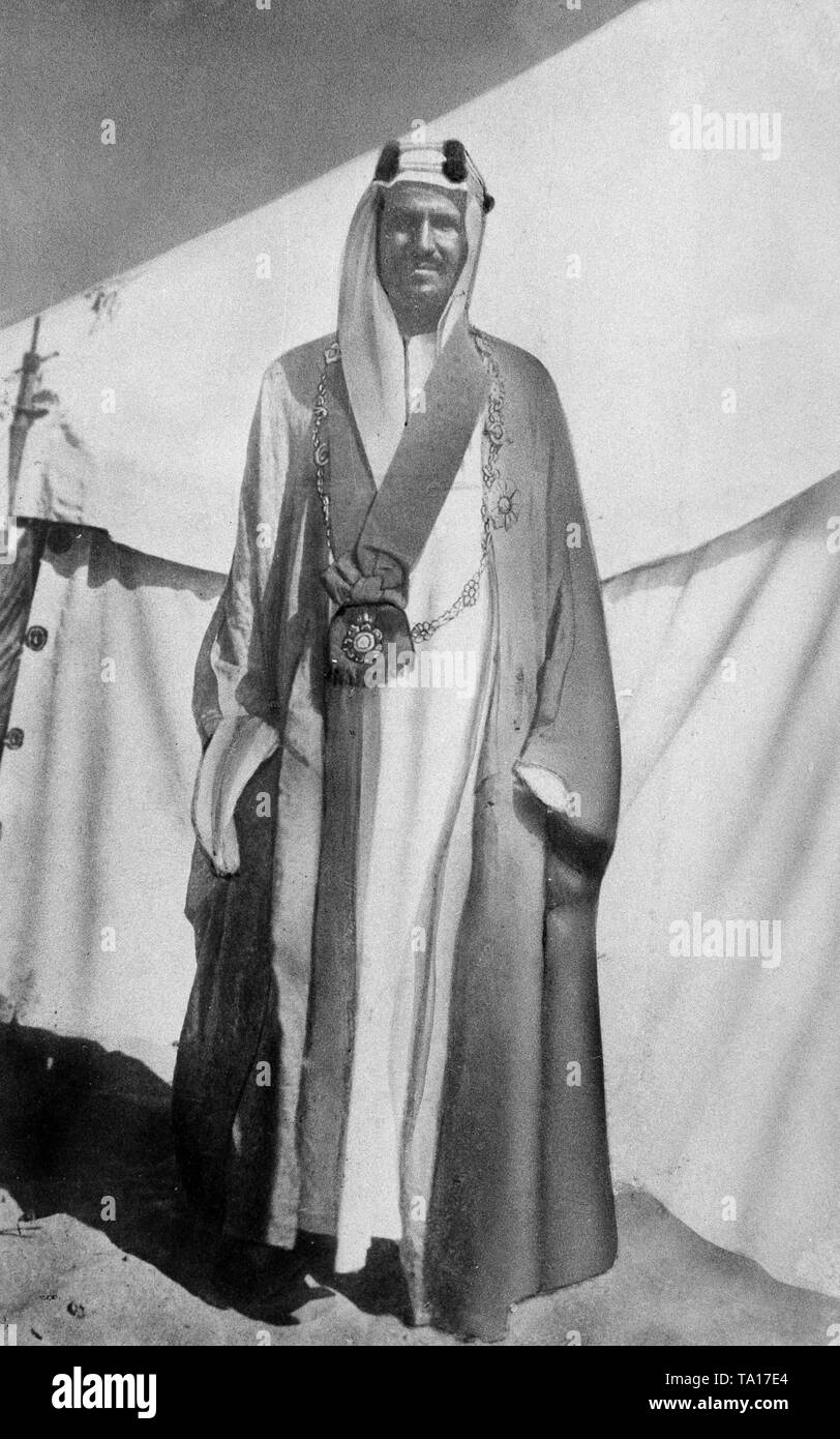 Retrato del Rey de Arabia Saudita Abdulaziz, generalmente conocido como Ibn Saud, durante el conflicto armado a la conquista Hijaz en el campamento de sus guerreros beduinos Foto de stock