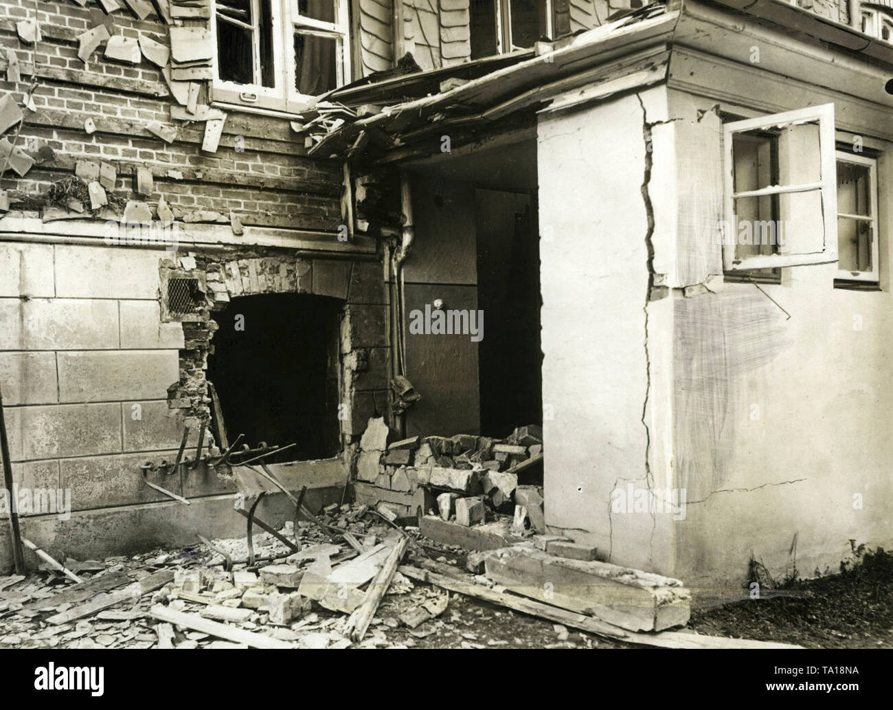 La explosión de una bomba destruyó la residencia oficial del jefe del distrito competente en Niebuell Skalweit. Foto de stock