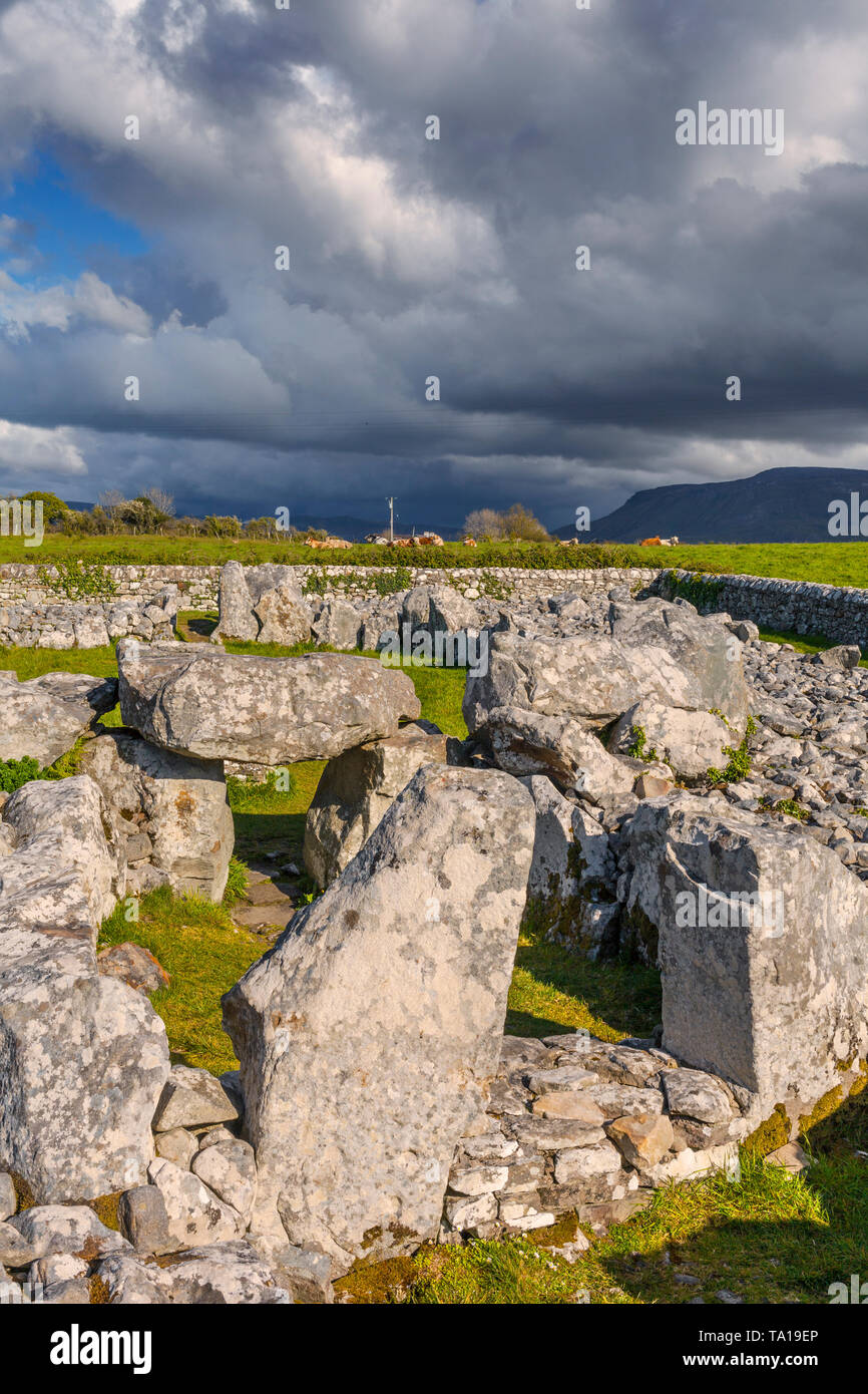La antigua corte Creevykeel tumba se encuentra en las faldas de la montaña Tievebaun cerca del mar cerca de Mullaghmore en el condado de Sligo, Irlanda. Foto de stock