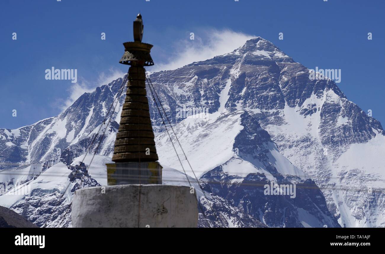 Xigaze. El 18 de mayo, 2019. Foto tomada el 18 de mayo de 2019 muestra el Monasterio Rongbuk al pie del monte Qomolangma en el suroeste de China la Región Autónoma del Tíbet. Los 8,844.43 metros de Mt. Qomolangma es el pico más alto del mundo. Crédito: Jigme Dorje/Xinhua/Alamy Live News Foto de stock