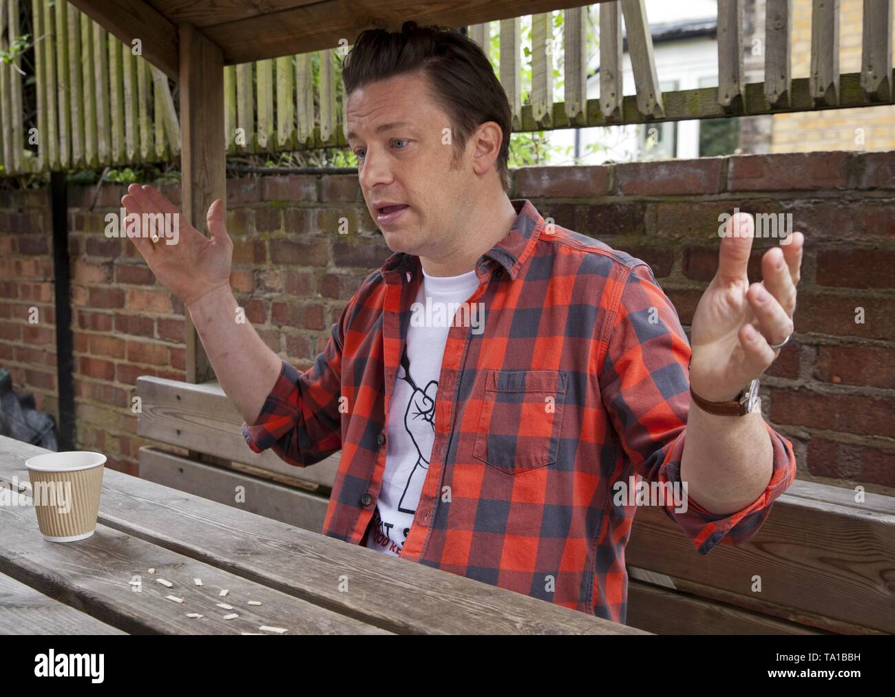 Londres, Gran Bretaña. El 15 de mayo de 2015. Jamie Oliver, el chef británico, presentador de televisión y restaurador, habla durante una entrevista en Rhyl Escuela Primaria en Londres, Inglaterra, 15 de mayo de 2015. Crédito: David Sandison/dpa | uso en todo el mundo/dpa/Alamy Live News Foto de stock