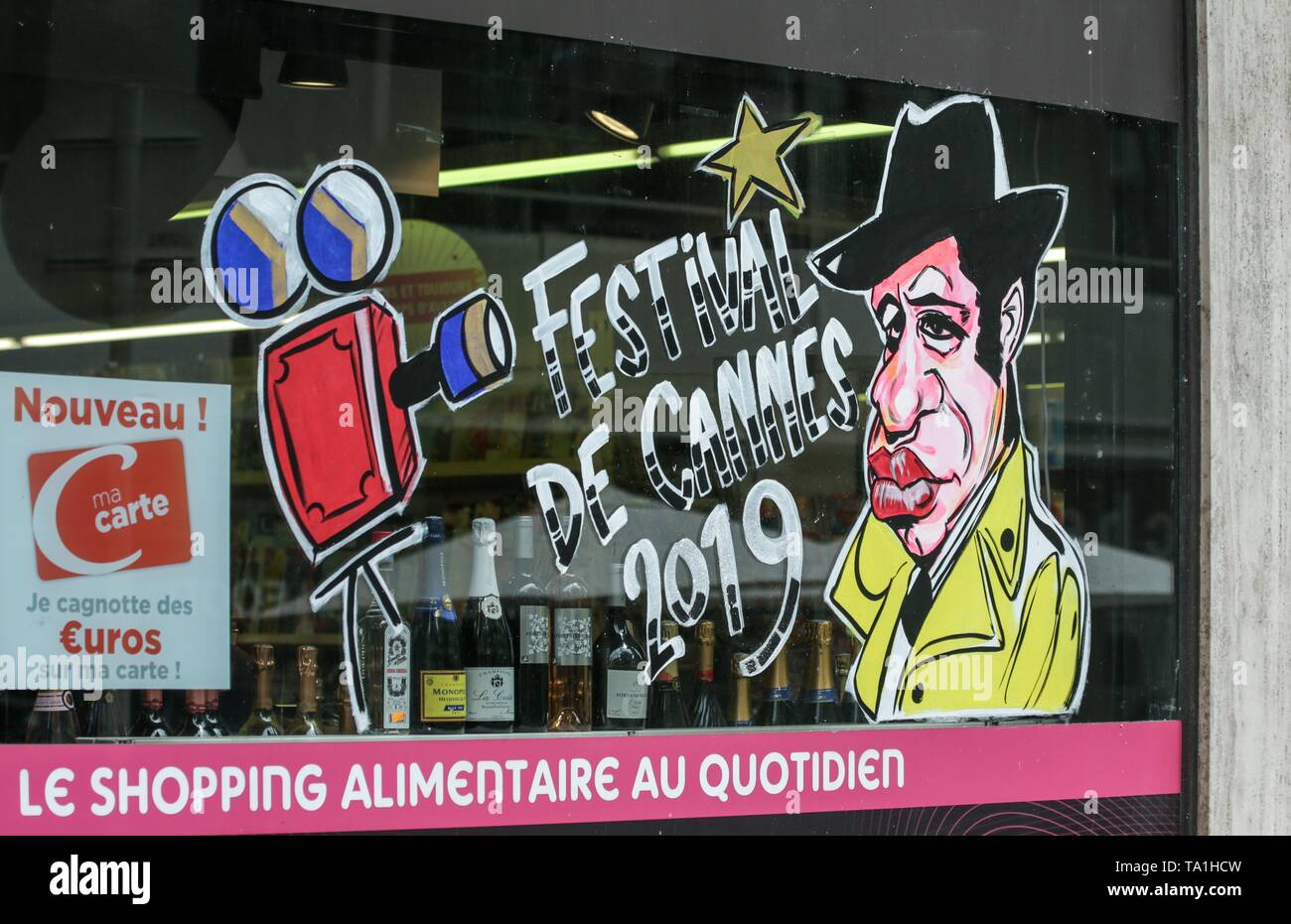La estrella del cine dibujos animados en la ventana del supermercado.,2019 Cannes Foto de stock