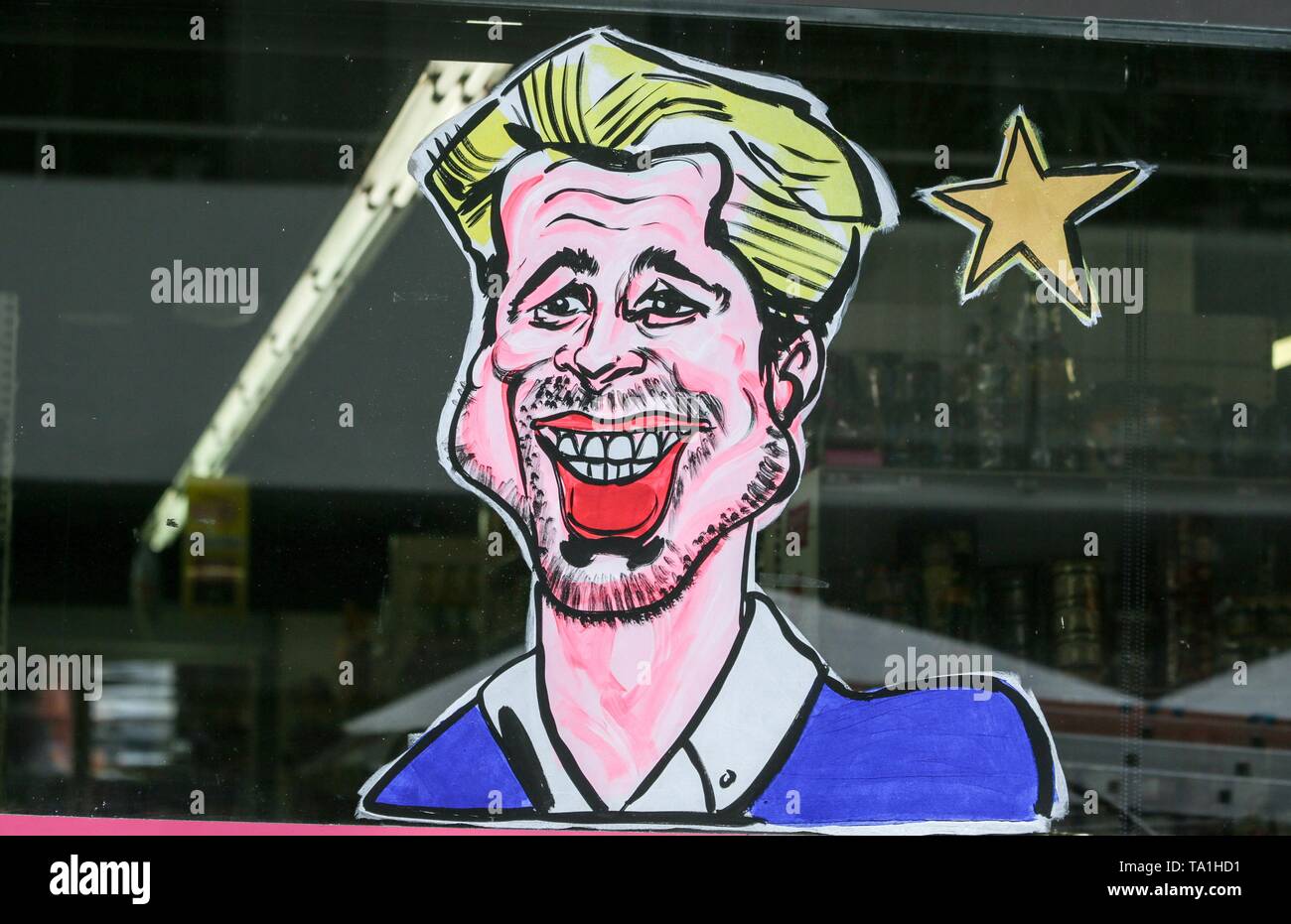 La estrella del cine dibujos animados en la ventana del supermercado.,2019 Cannes Foto de stock