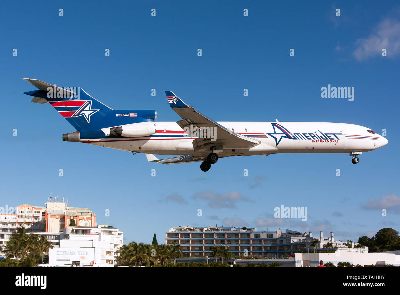 Simpson Bay, Saint Martin. El 8 de diciembre de 2016. Un Boeing 727 carguero Amerijet Internacional vio aterrizar en el aeropuerto Princesa Juliana justo sobre Maho Beach. Crédito: Fabrizio Gandolfo SOPA/Images/Zuma alambre/Alamy Live News Foto de stock