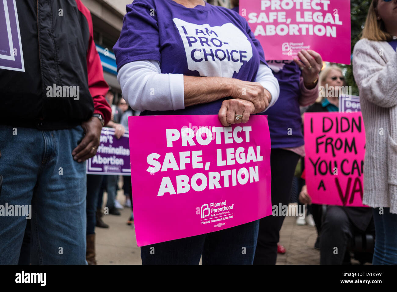 Un activista visto sosteniendo un cartel que dice proteger la caja fuerte, el aborto legal durante la protesta. Aborto por activistas de los derechos humanos tomó parte en detener las prohibiciones nacionales de rally después de múltiples estados pasar facturas el latido del corazón del feto. Foto de stock