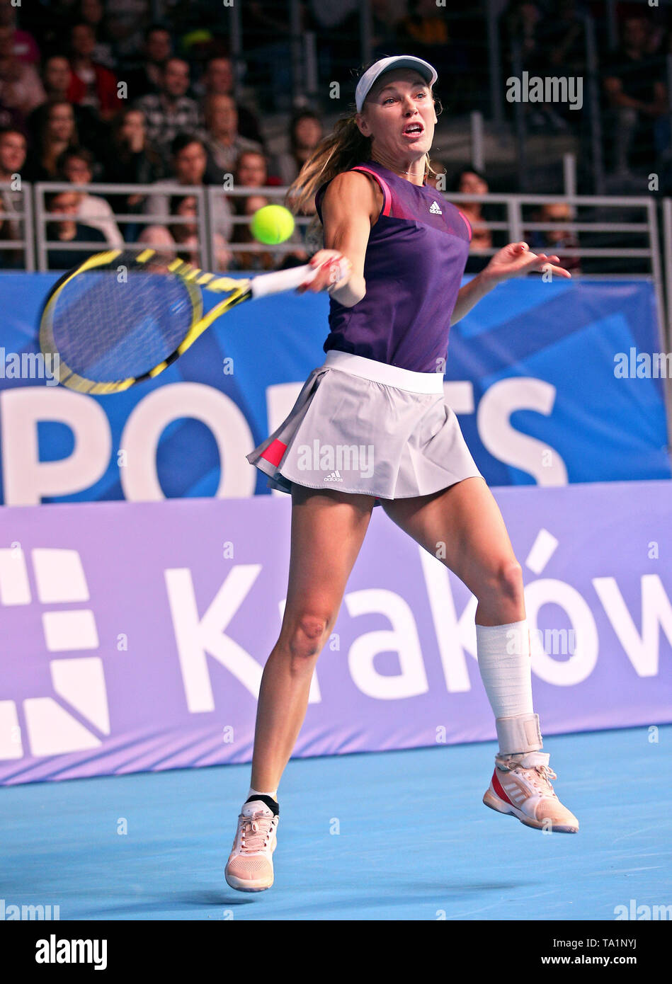 Caroline Wozniacki observados durante un partido de tenis en honor de Agnieszka Radwanska carrera deportiva. Se celebró un acto en honor de la tenista polaca Agnieszka Radwanska, quien terminó su carrera deportiva como fue el mejor jugador de tenis polaco en la historia. Caroline Wozniacki juega contra Agnieszka Radwanska. Foto de stock