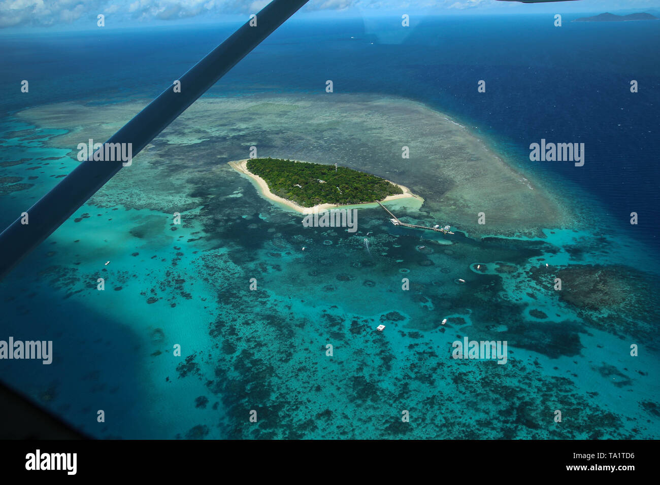 Isla Verde, Isla tropical situada dentro de la Gran Barrera de Coral de Australia Foto de stock