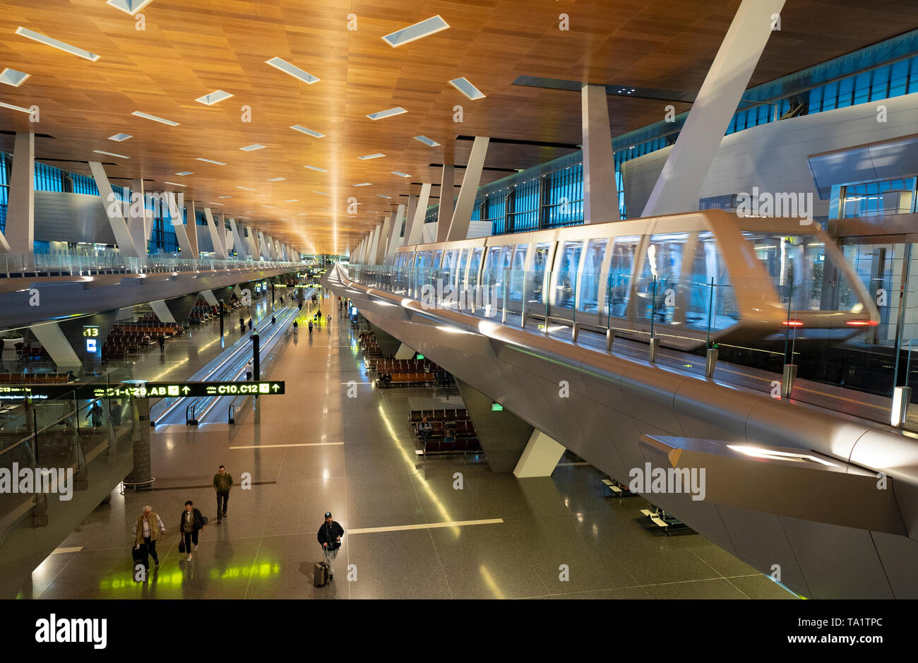 El tren de pasajeros elevada en el edificio de la terminal del aeropuerto internacional de Hamad en Doha, Qatar Foto de stock