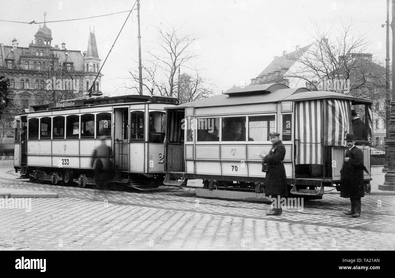 Tranvía en el círculo route en Sendlinger-Tor-Platz en Munich antes de 1914. Foto de stock