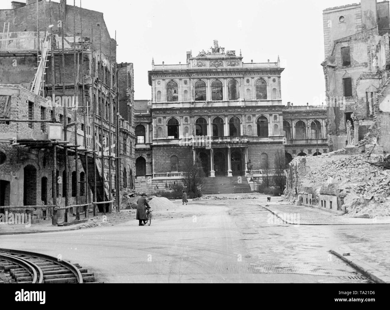 Vista de la Amalienstrasse que fue destruido por la guerra aérea y la Academia de Bellas Artes. Foto de stock