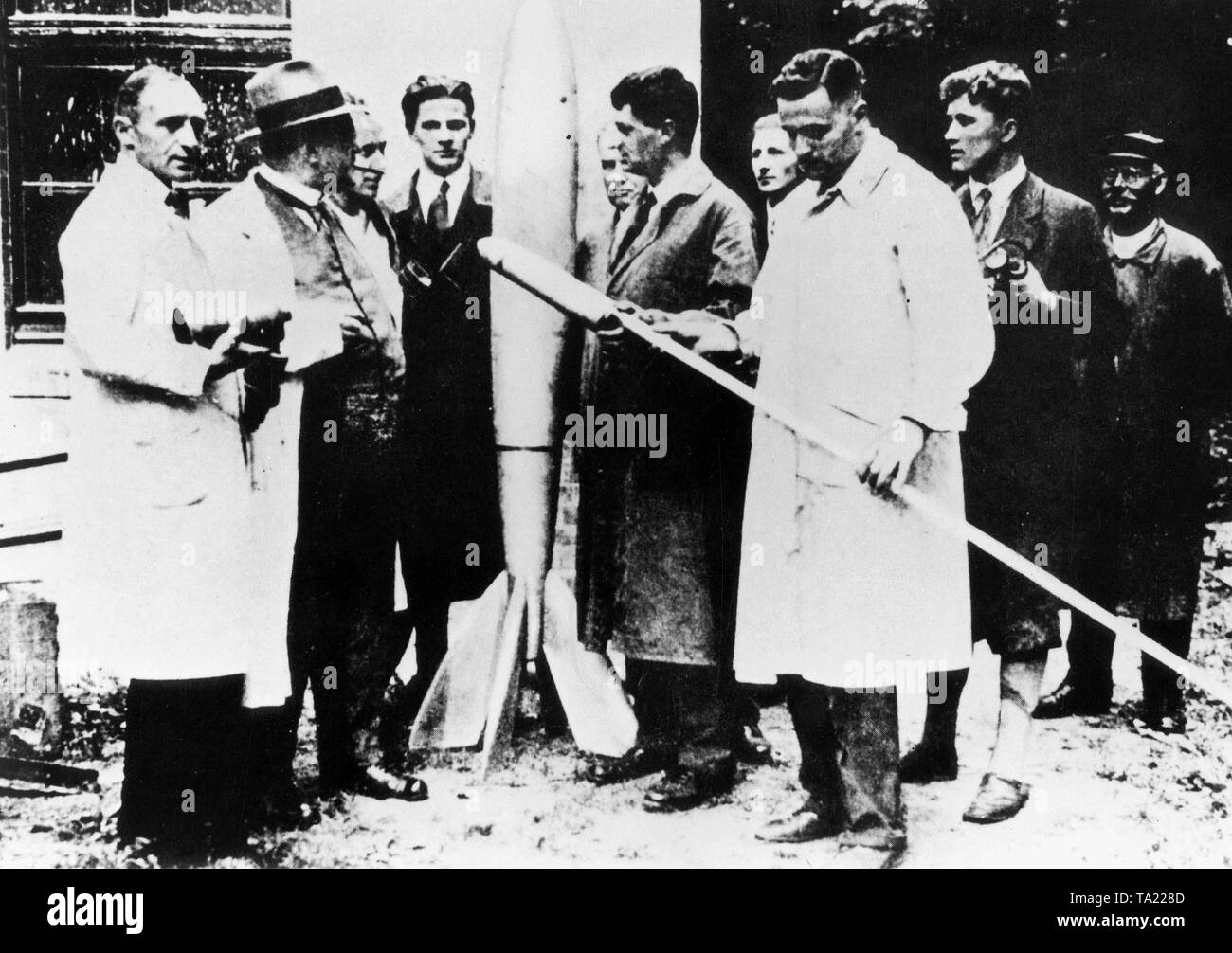 Los científicos de cohetes alemán en el aeródromo de Berlín Reinickendorf. La imagen muestra: extremo izquierdo Rudolf Nebel y el Dr. Ritter así como Kurt Heinrich (cuarta desde la izquierda), junto con Hermann Oberth, justo en frente, Klaus Riedel y detrás de él Wernher von Braun. Foto de stock