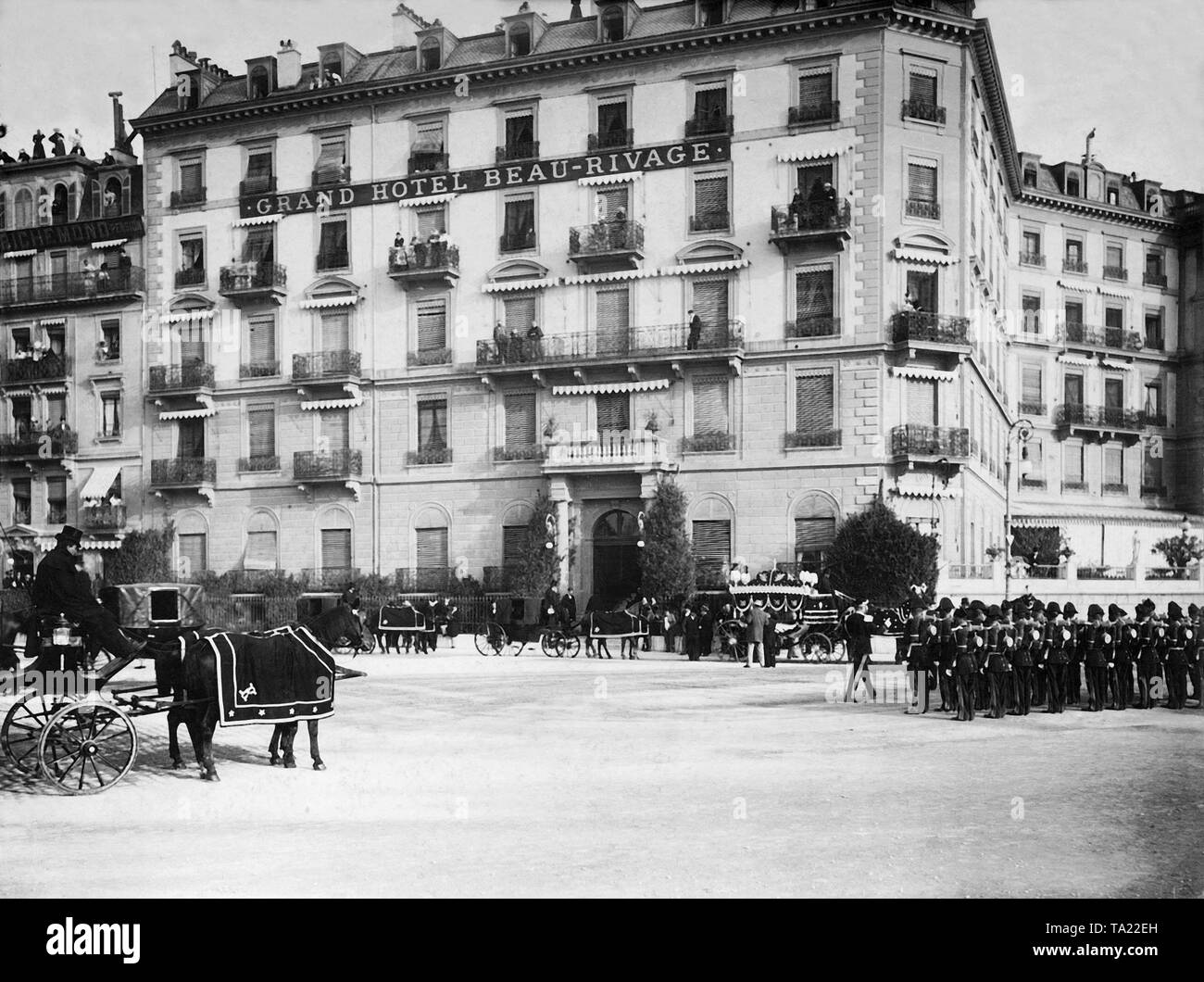 Llevándose el cadáver de la emperatriz Elisabeth de Austria y reina de Hungría desde el Hotel Beau-Rivage en Ginebra tras fue apuñalada por el anarquista italiano Luigi Luccheni. Foto de stock