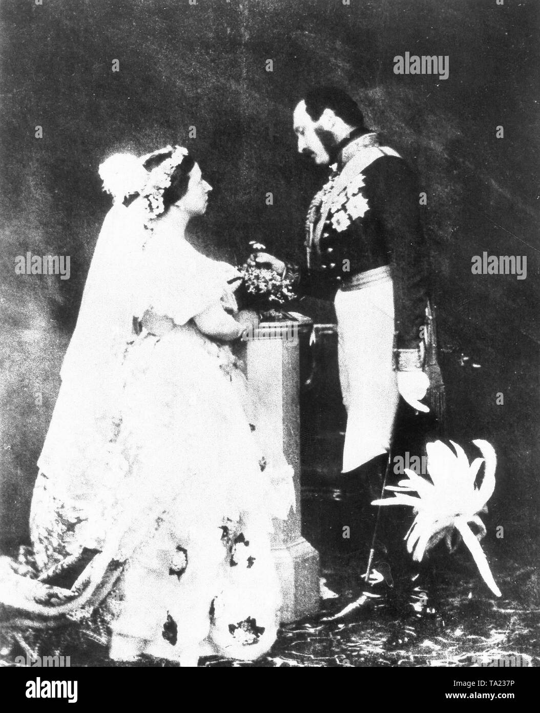 La reina Victoria y el Príncipe Alberto en una recreación de su ceremonia de matrimonio fotografiada por Roger Fenton, 1854 Foto de stock
