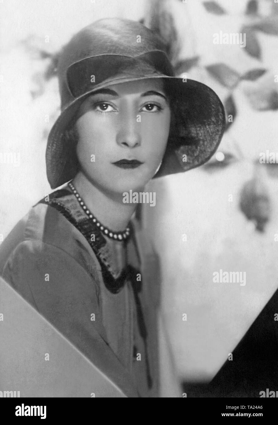 Mujer con un color castaño promenade sombrero con cinta de terciopelo en el mismo color. Foto sin fecha. Foto de stock
