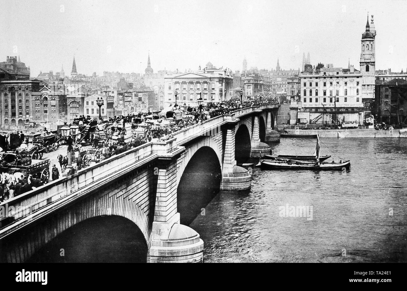 Tráfico pesado en el Puente de Londres sobre el río Támesis, circa 1870 Foto de stock