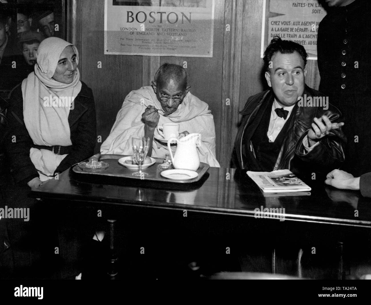 Pulse la recepción a la llegada del líder del nacionalista indio Mahatma Gandhi en la estación de tren de Vallorbe en el cantón de Vaud en Suiza. A su izquierda se sienta su secretaria Madeleine Slade, llamado Mirabeth, y a su derecha el periodista suizo y traductor de los escritos de Gandhi Edmond Privat. Foto de stock