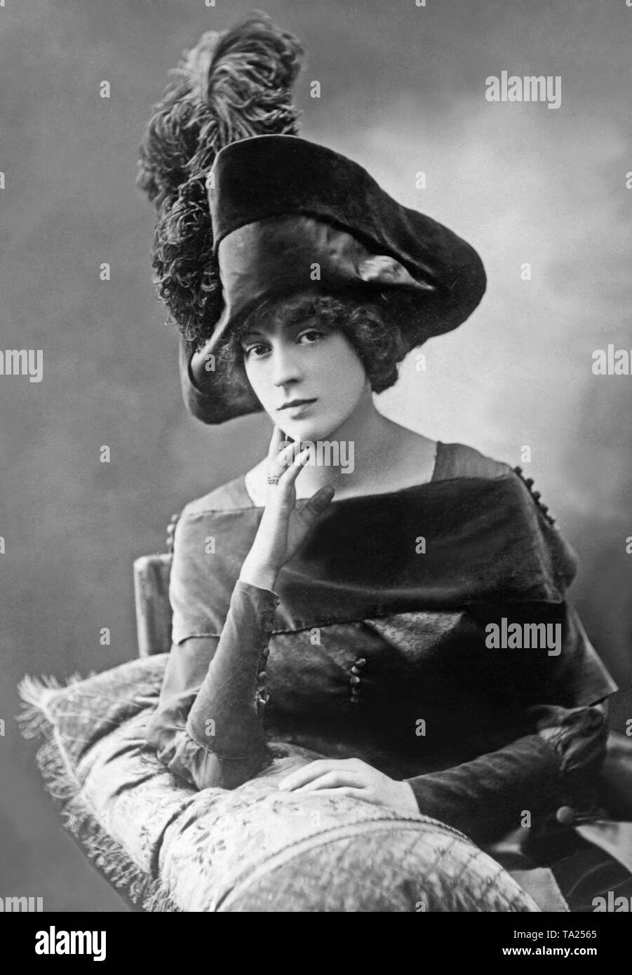 Mujer vistiendo un mosquetero sombrero de terciopelo con plumas. Foto de stock