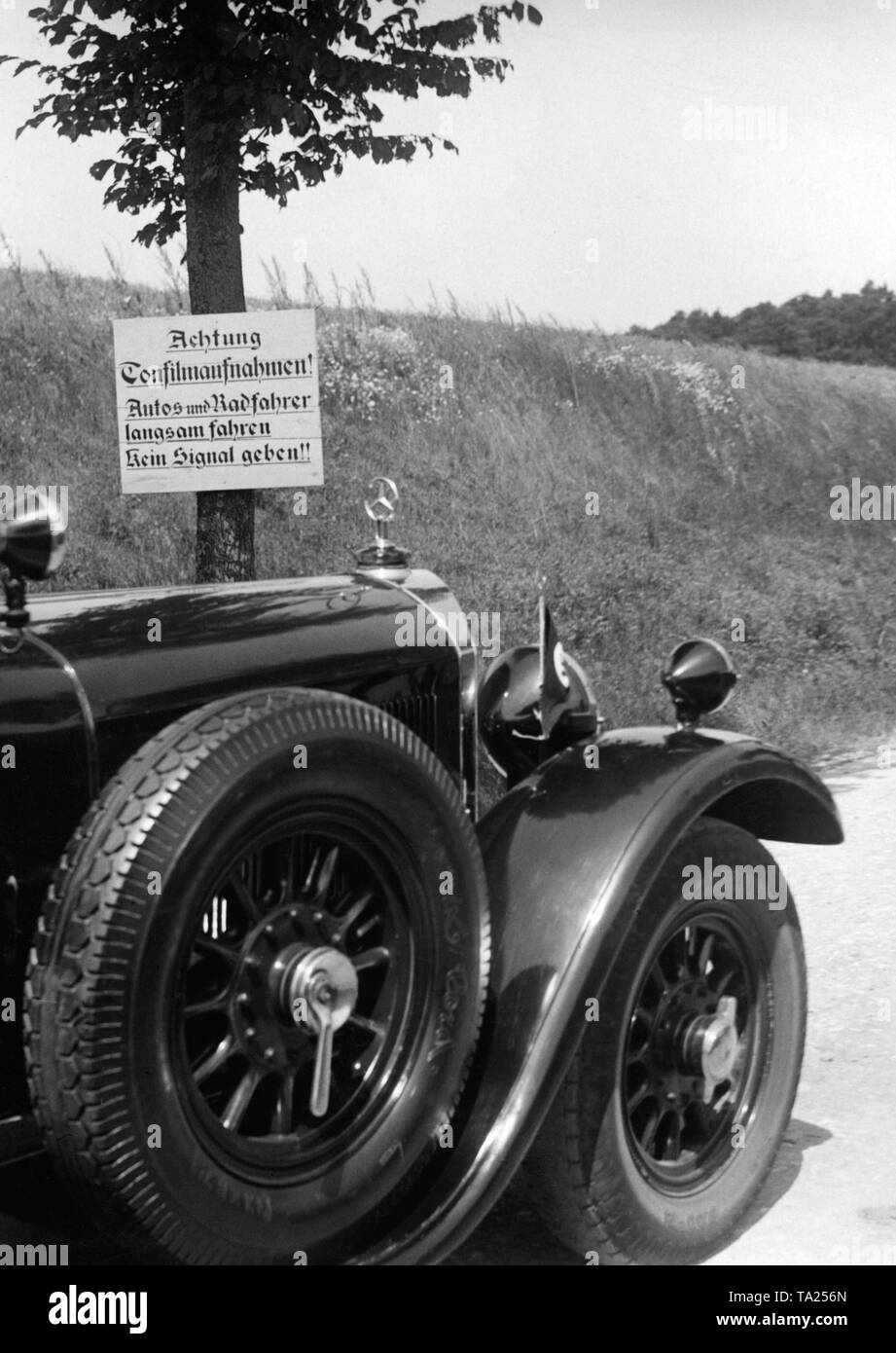 Un cartel advierte a los conductores en las cercanías de un cine sonoro, lugar de filmación. En el cartel: "Atención! Rodaje de película de sonido! Coches y ciclistas conducir lentamente y dar ninguna señal !! ' Foto de stock