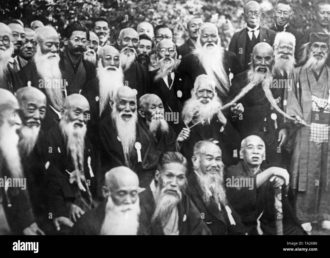 Los miembros del "Club", el barbudo en Japón en su reunión bianual en Tokio el 12 de enero de 1939. Foto de stock