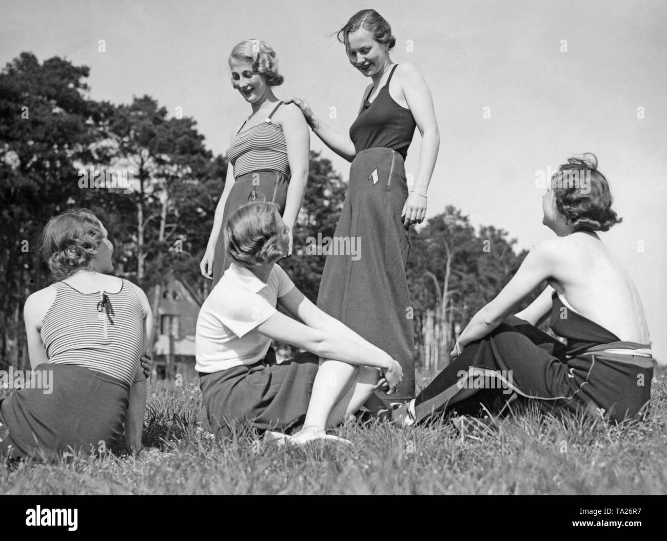 Las mujeres vestidas con trajes de baño al estilo de los 30s Fotografía de  stock - Alamy