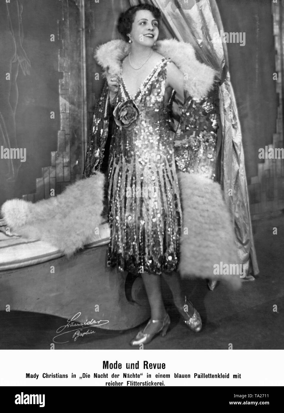 La actriz alemana Mady cristianos en un azul brillante sequined vestido con  ricos bordados en 'Die Nacht der Naechte' Fotografía de stock - Alamy