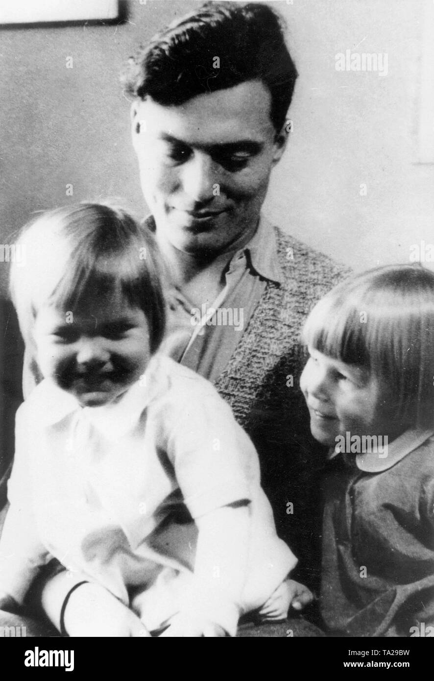 Claus Graf Schenk von Stauffenberg (1907-1944), oficial alemán y luchador de la resistencia, con sus hijos, Franz Ludwig (izquierda) y Heimeran (derecha). Foto de stock