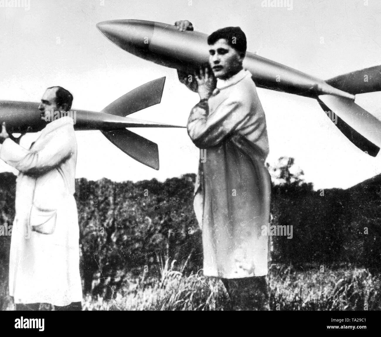 El científico alemán Rudolf Nebel y su ayudante joven Wernher von Braun lleve pequeños misiles en el sitio de lanzamiento de cohetes en Berlín. Foto de stock