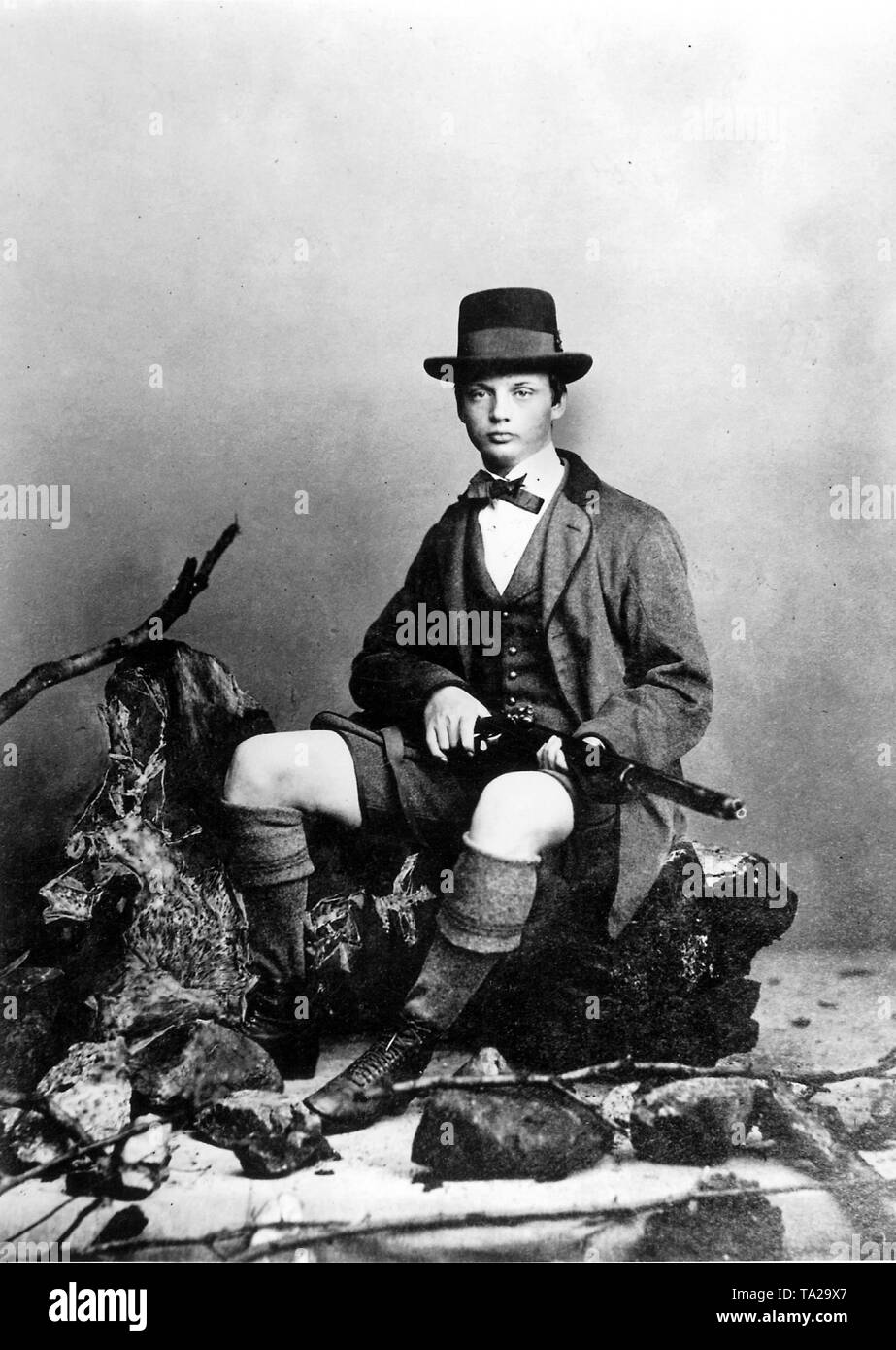 El rey Ludwig III de Baviera como un niño de 15 años con la pistola y sombrero. Foto de stock
