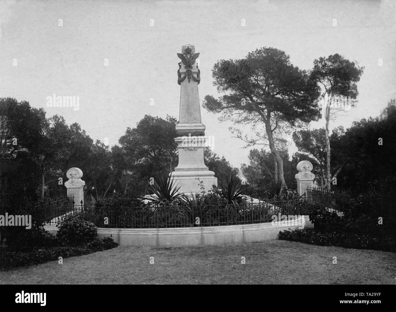 El monumento de la emperatriz Elisabeth de Austria y reina de Hungría en el Cabo de San Martín en la Riviera Francesa. Foto de stock