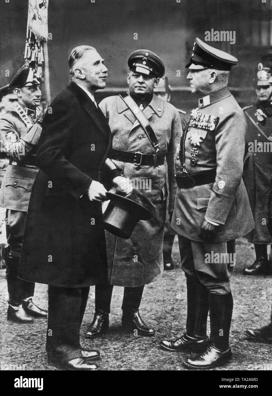Franz von Papen, Vicecanciller en el gobierno de Hitler, junto con los dos dirigentes Stahlhelm Franz Seldte (centro) y Theodor Duesterberg. Foto de stock