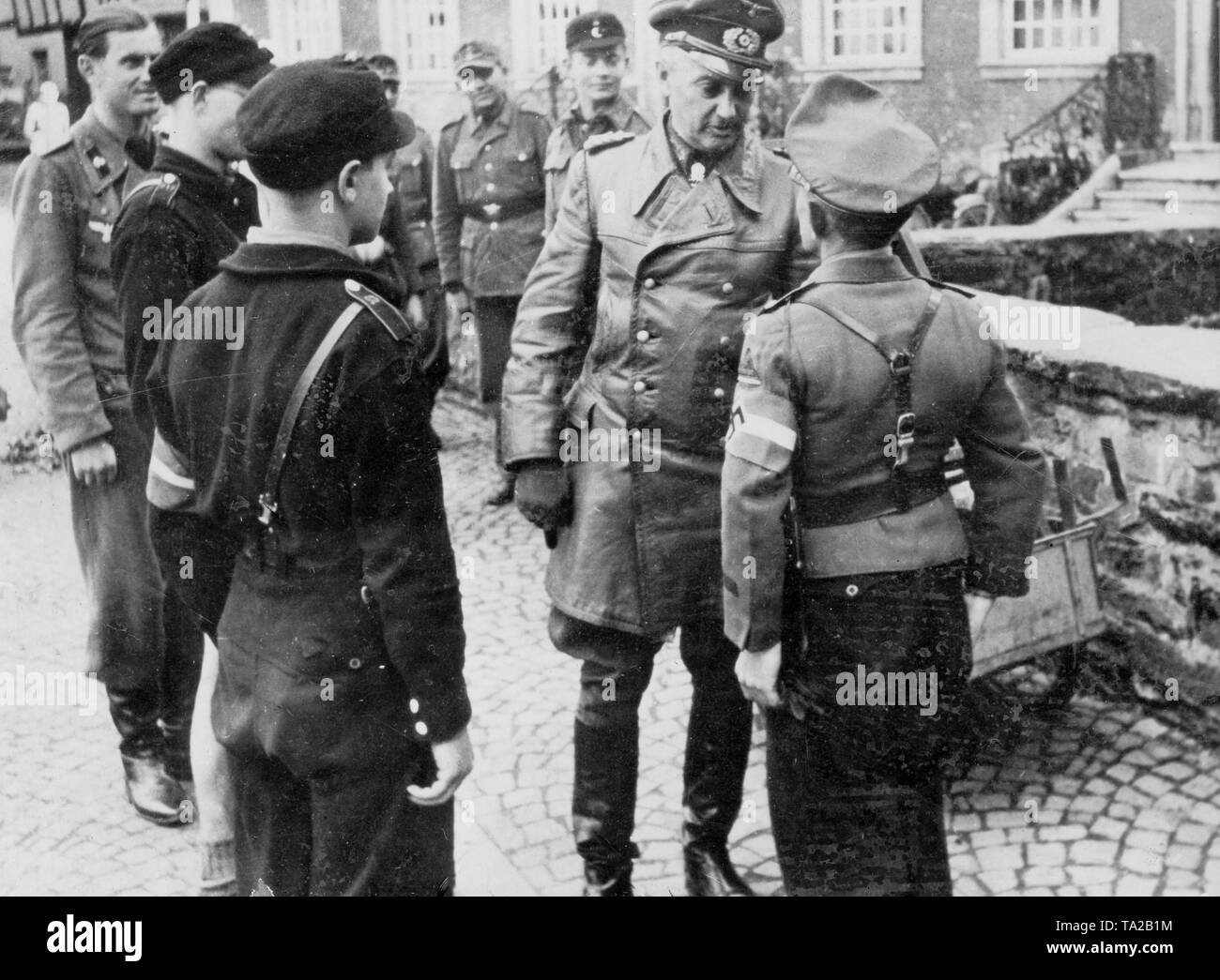 El mariscal de campo Walter Model habla en el Ruhr Pocket con miembros de las Juventudes Hitlerianas, que eran utilizados por sus tropas militarmente Foto de stock