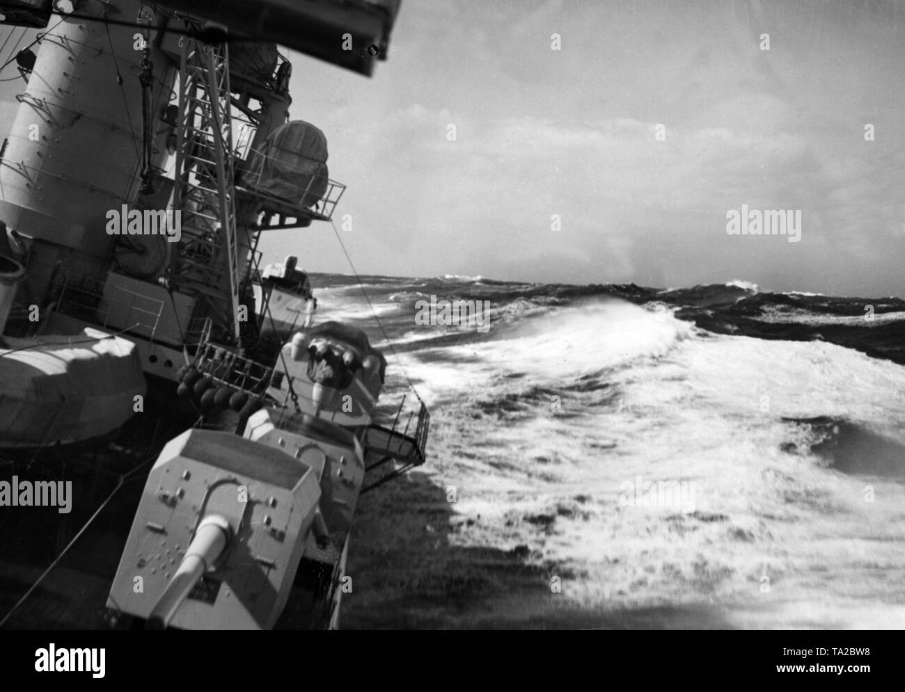 La imagen muestra una parte de un acorazado durante un crucero de formación como parte de una maniobra que tuvo que ser interrumpido prematuramente debido a las desfavorables condiciones meteorológicas. Podría tratarse de un barco de la clase 'Alemania', el 'Deutschland', 'Admiral Scheer' o 'Admiral Graf Spee'. Foto de stock