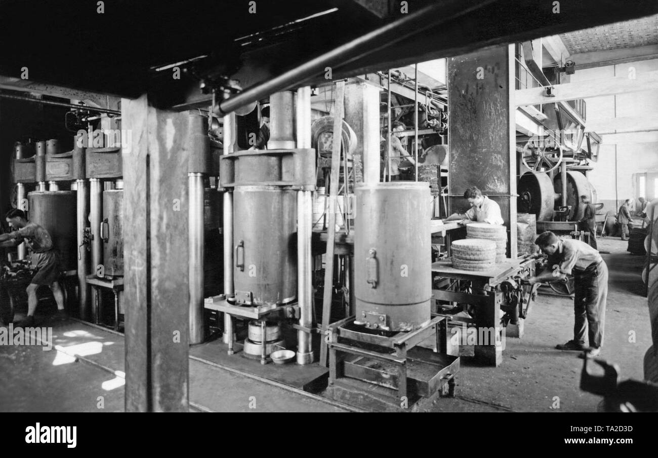 Imagen de 1932 de una moderna planta de producción de petróleo en el asentamiento Schemen cerca de Haifa. Foto de stock