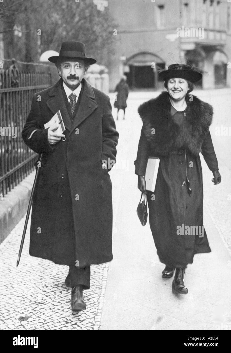 El físico alemán y premio Nobel Albert Einstein (1879-1955) y su esposa en Berlín, probablemente en el Haberlandstrasse en el Barrio Bávaro en Berlín. Foto de stock