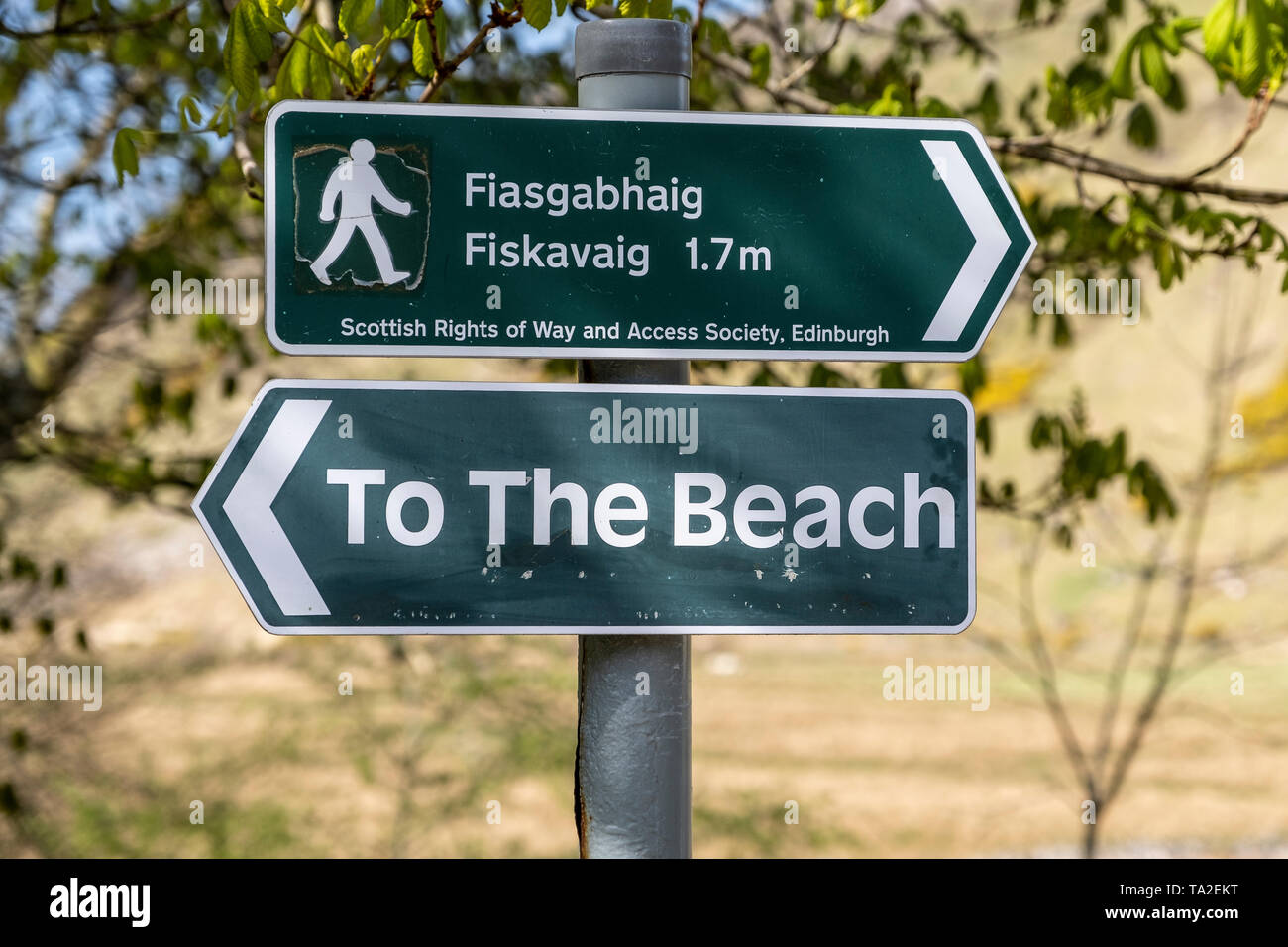 Señal direccional para Talisker Playa y Fiasgabhaig Fiskavaig. Skye, Escocia, Reino Unido Foto de stock