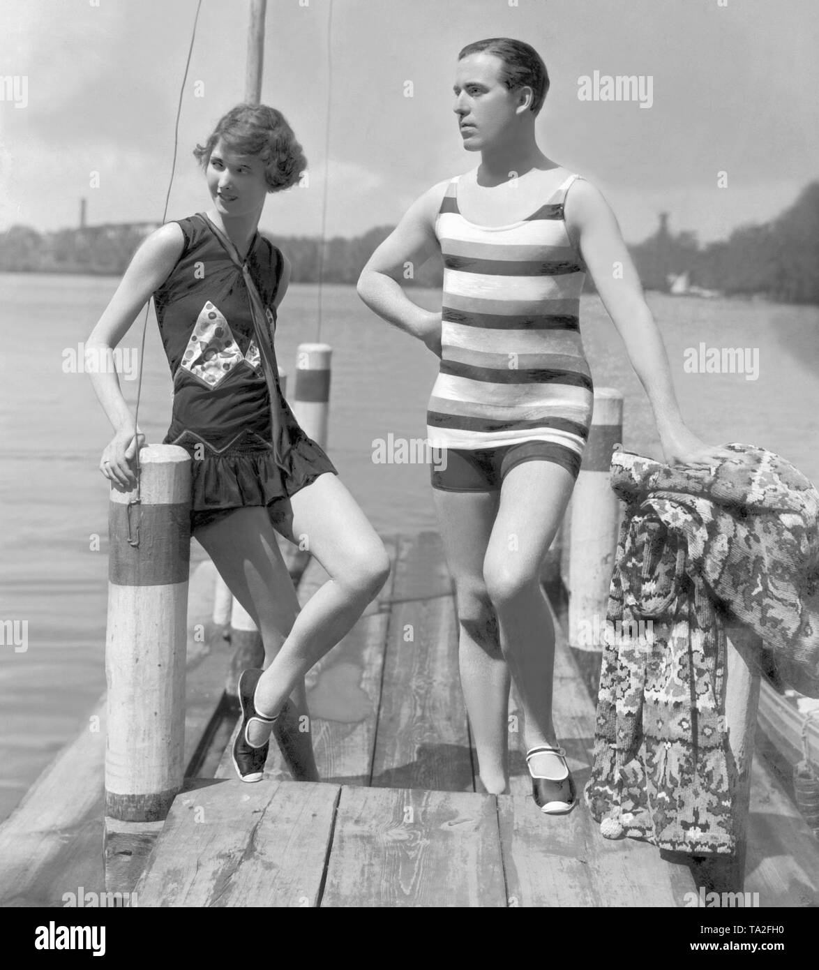 Un hombre y una mujer en traje de baño en el decenio de 1920 Fotografía de  stock - Alamy