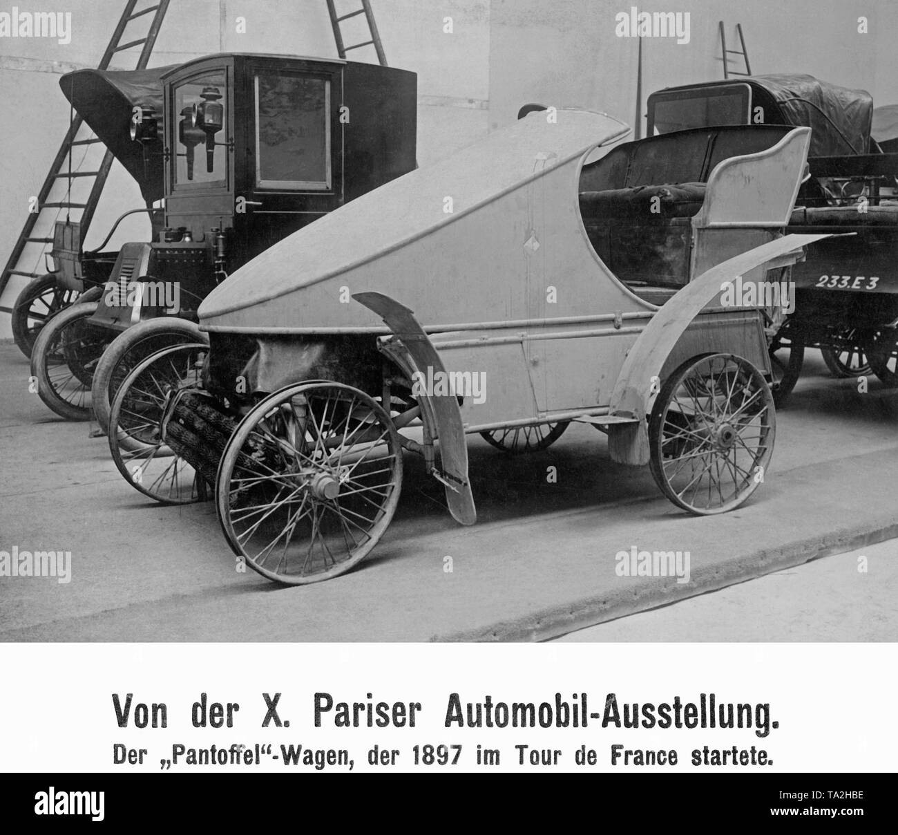 La perfilada aerodinámicamente, llamado "zapatilla Pantoffelwagen' (auto) en el 10º Salón del Automóvil de París. El coche participó en el Tour de France Automobile coche deportivo Race en 1897. Foto de stock