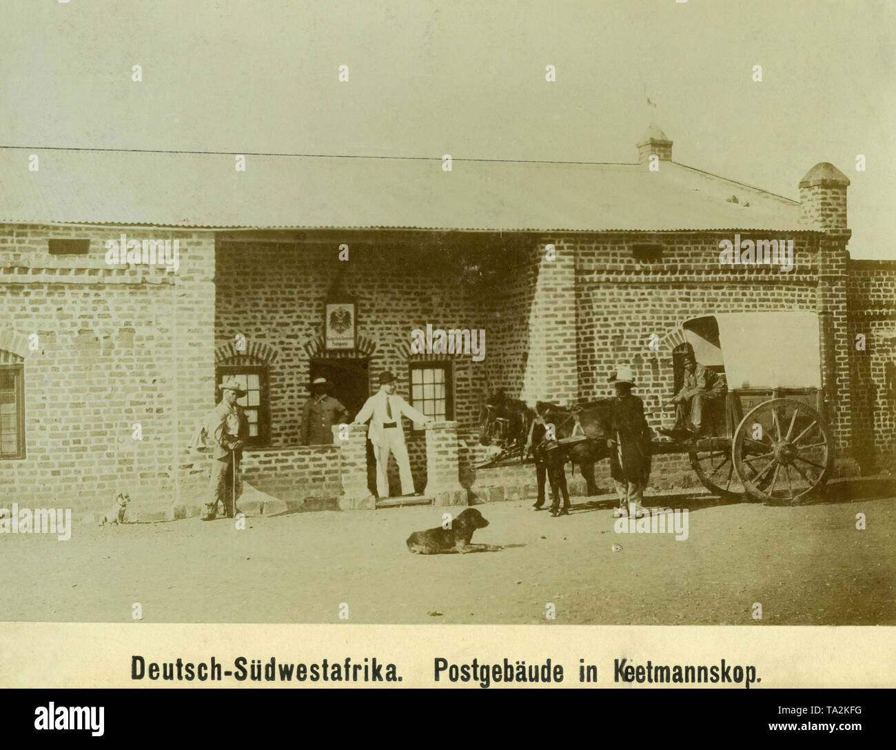 Stagecoach es delante de la Agencia Postal alemán Imperial en Keetmanskoop en África Sudoccidental alemana (foto sin fecha). Foto de stock