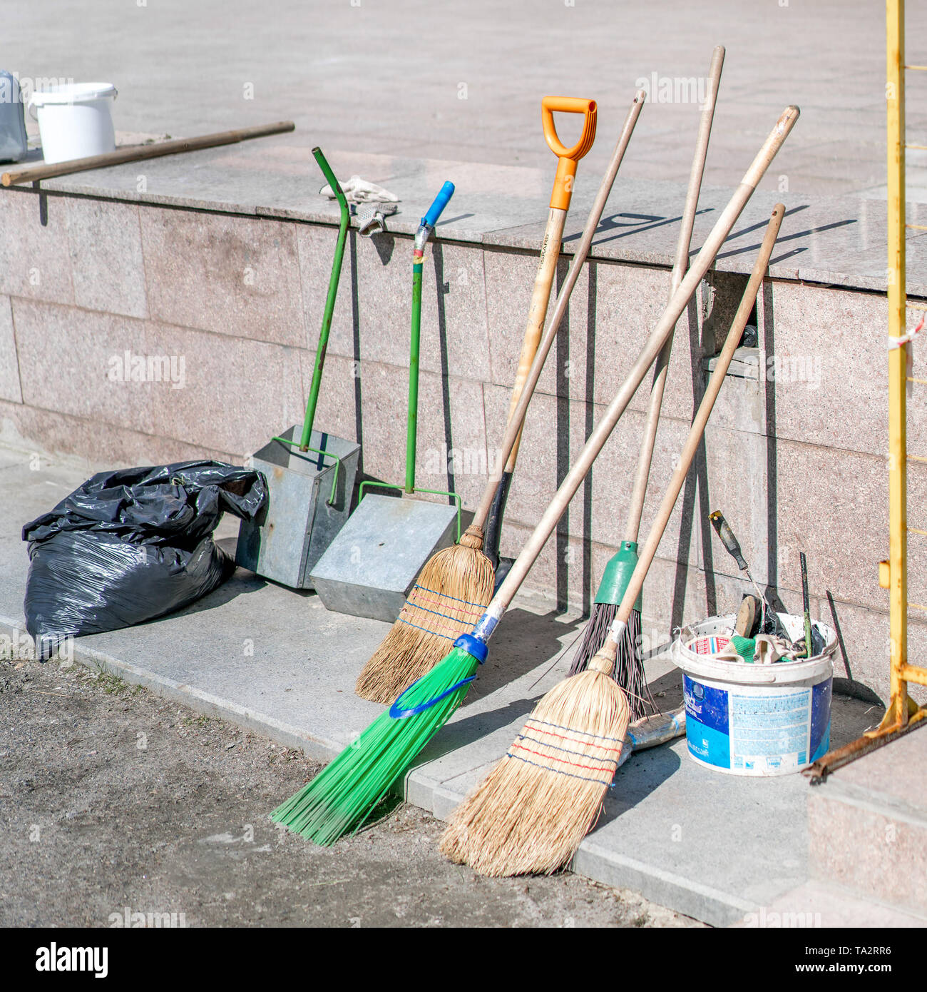 Herramientas para la recolección de basura, en la calle, el sol del día