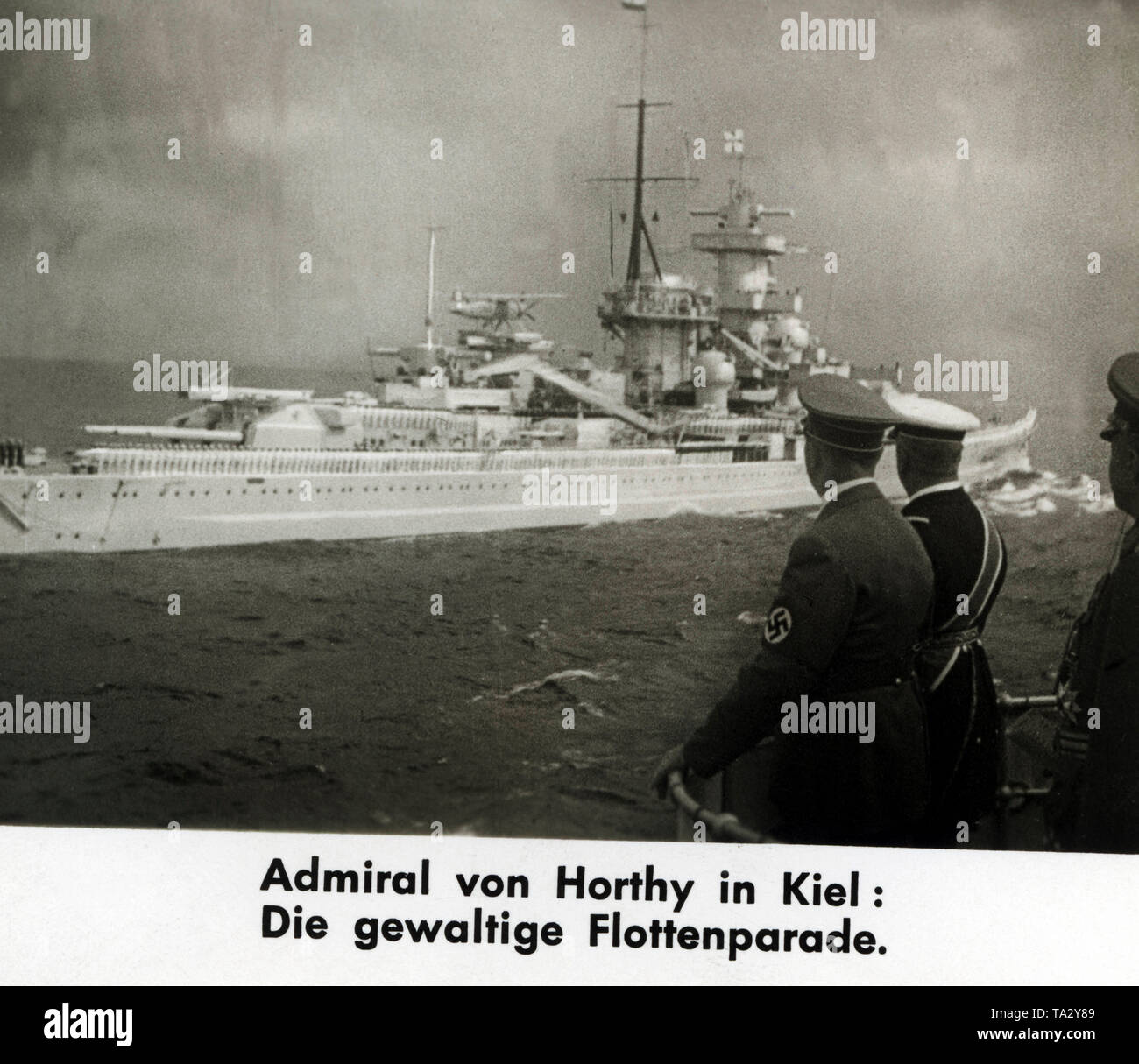 Revisión de la flota en honor de la visita de Adolf Hitler y su invitado, el almirante Horthy, el regente de Hungría. La imagen muestra el paso acorazado 'Gneisenau', los marineros están de pie en el desfile de la formación. El desfile de la flota tuvo lugar cerca del fiordo de Kiel. La foto muestra a Adolf Hitler y Horthy, es un filmstill desde un Ufa-Wochenschau ( Revisión semanal). Foto de stock