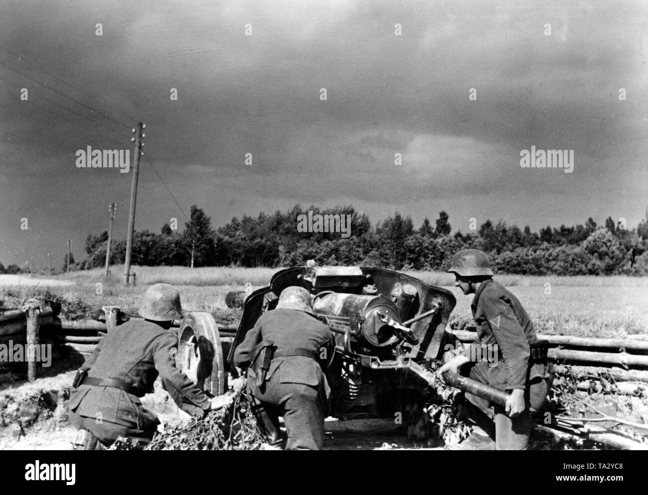 Un arma antitanque alemana (7.5 cm Pak 97/38) en una posición cerca de la ciudad de Lithuanian-Latvian Birsen en la frontera. En el curso de la operación Bagration, la Wehrmacht fue empujado lejos hacia el oeste en el verano de 1944. En los Estados Bálticos, las unidades alemanas fueron capaces de mantener relativamente largo. Foto de la Propaganda Company (PK): El corresponsal de guerra Schwoon. Foto de stock