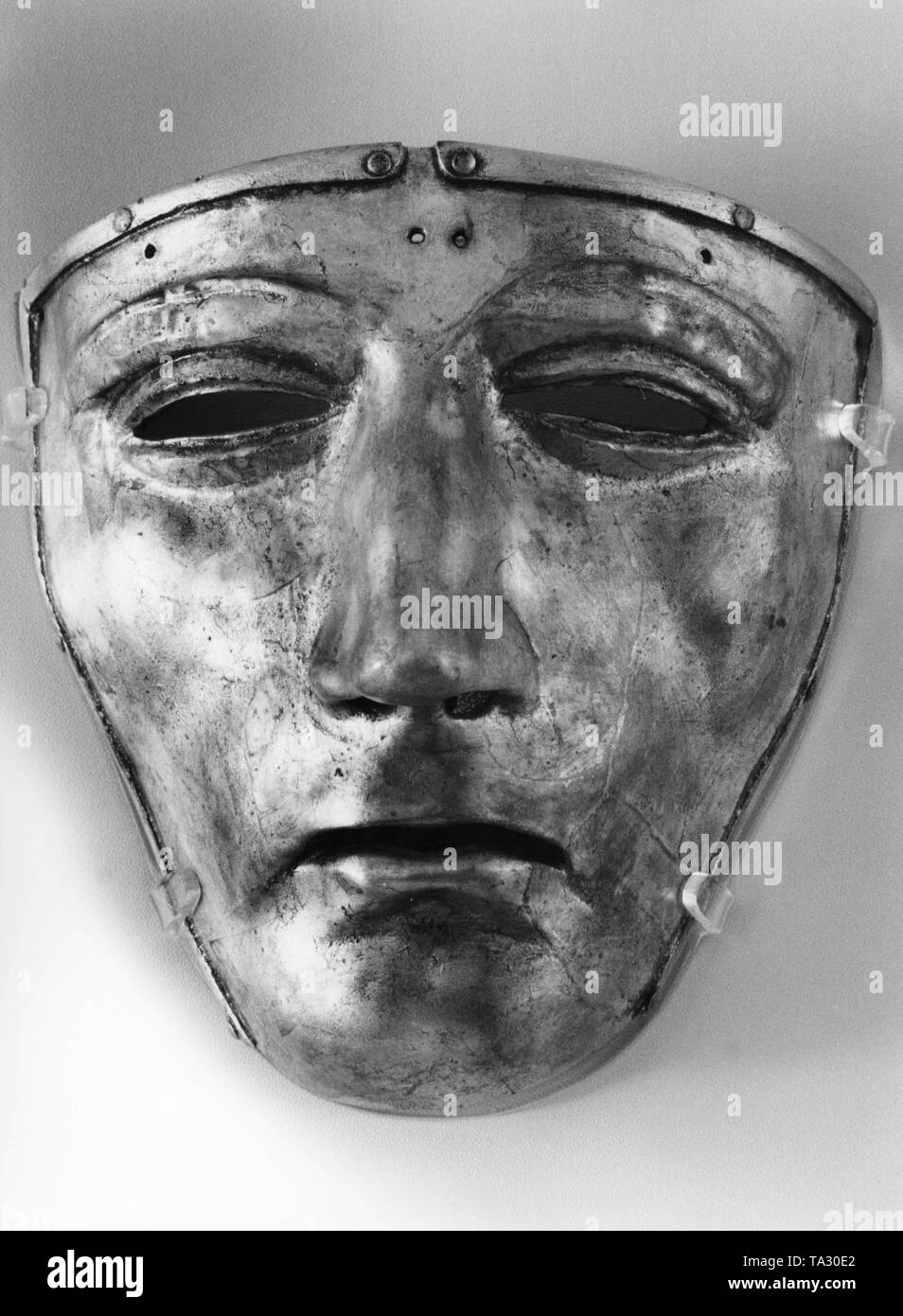 Esta máscara casco es desde el sitio de excavación Kalkriese cerca de Osnabrück y es el más antiguo de Roma casco de máscara. Foto de stock