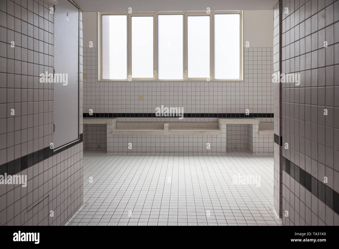 Vestuarios con duchas públicas baldosas blancas paredes y ventanas  Fotografía de stock - Alamy