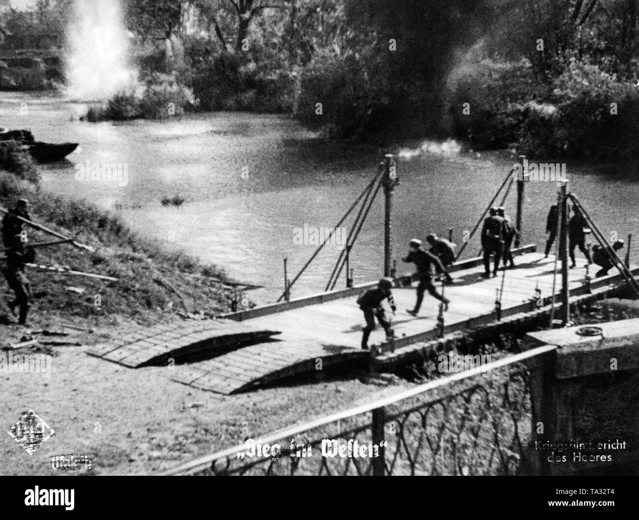 Pioneros alemanes construir un puente bajo el fuego enemigo. Desde Moviestill Sieg im Westen (Victoria en el oeste). Foto de stock